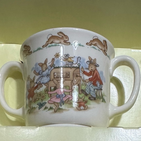 Royal Doulton Bunnykins Baby Mug Bowl Set Red and Cream Vintage 1994 New In Box - Picture 7 of 8